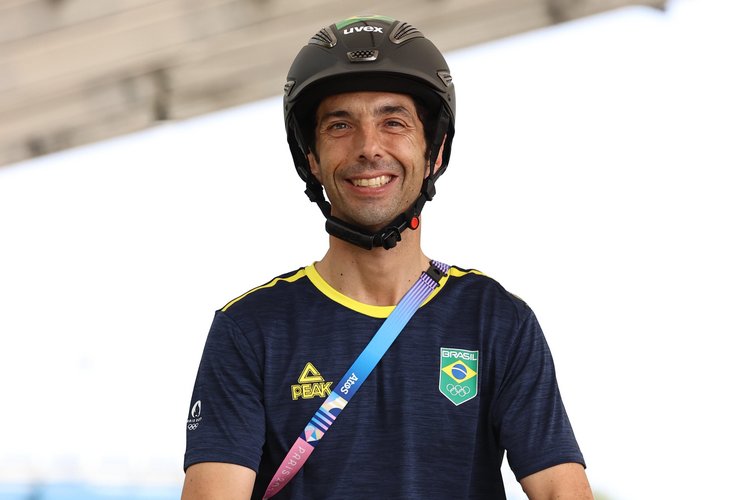 Yuri Mansur vertraut auf Equine Balance Equine Balance Testimonial Yuri Mansur sitzt auf seinem Pferd und lächelt in die Kamera