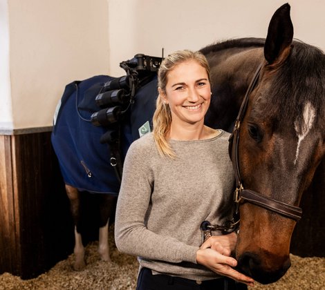 Katharina Rhomberg steht neben ihrem Wallach